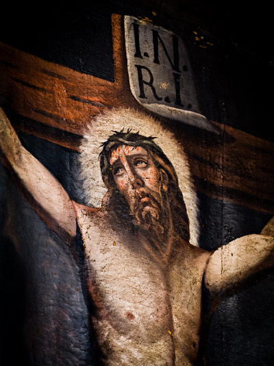 Peinture du Christ en Croix de la basilique Saint-Julien de Brioude