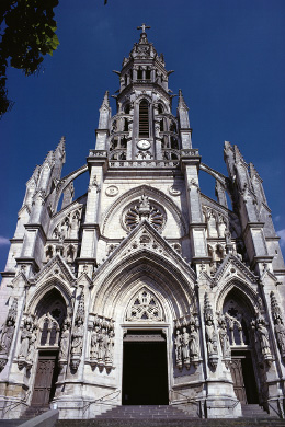 Façade de la basilique Notre-Dame-des-Enfants de Châteauneuf-sur-Cher