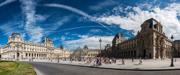 L'esplanade Napoléon du  musée du Louvre et sa pyramide Pei