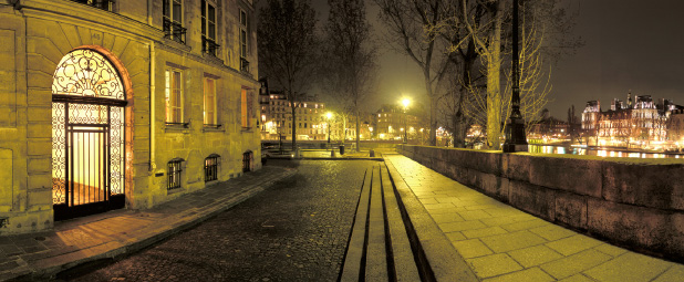 Rue du quai de Bourbon de nuit sur l'Ile Saint-Louis, Paris