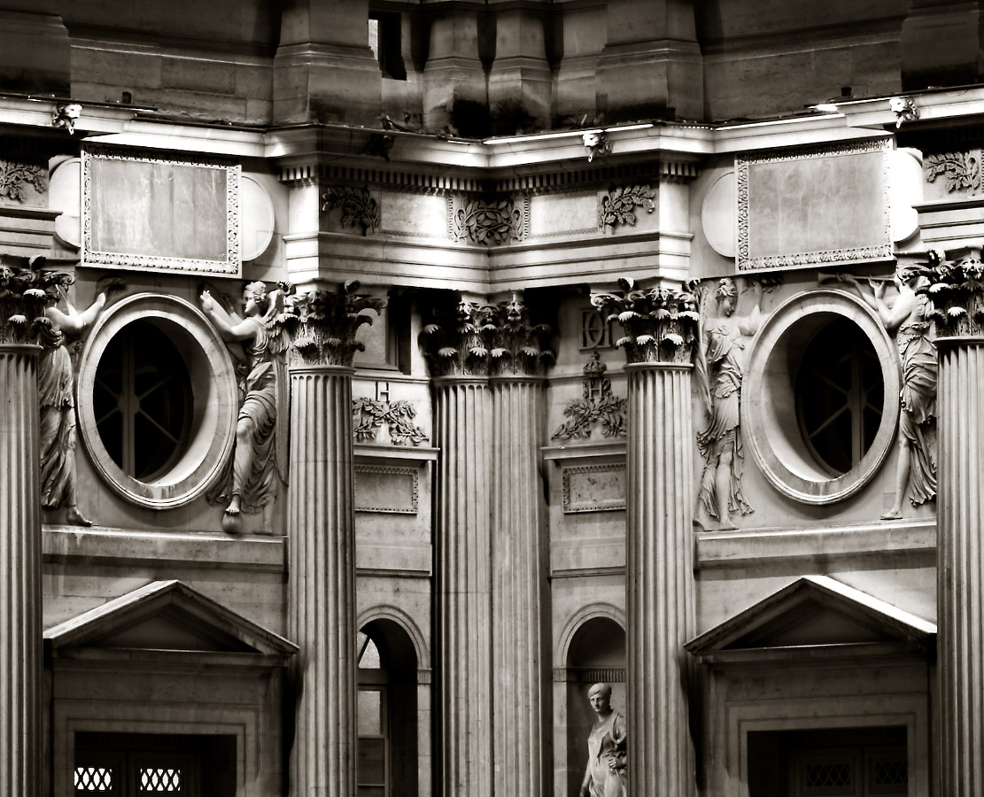 Angle nord-ouest de la cour Carrée du Louvre de nuit