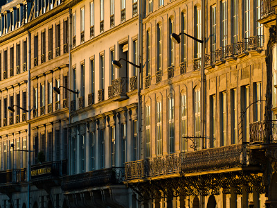 Les façades d'immeubles du quai Voltaire au lever du soleil