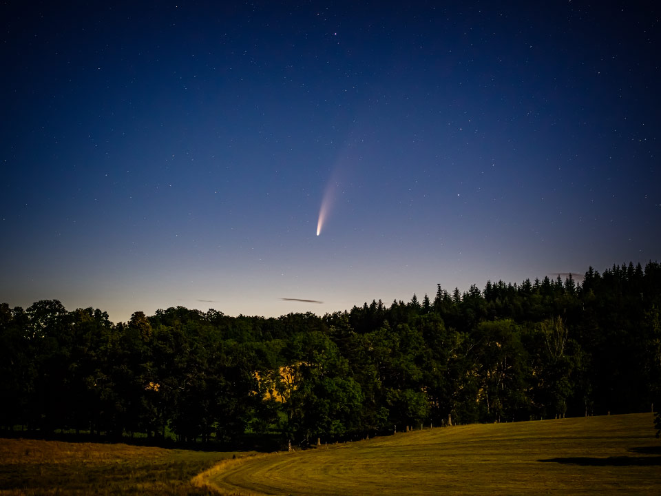 Comète Neowise sous la pleine lune