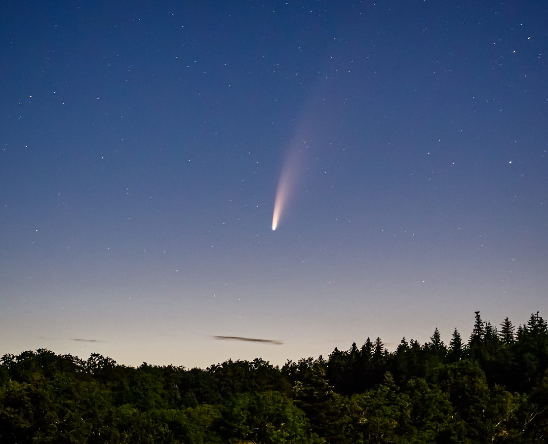 La comète Neowise déploie sa belle chevelure dans le ciel de l'aude, un jour de pleine lune