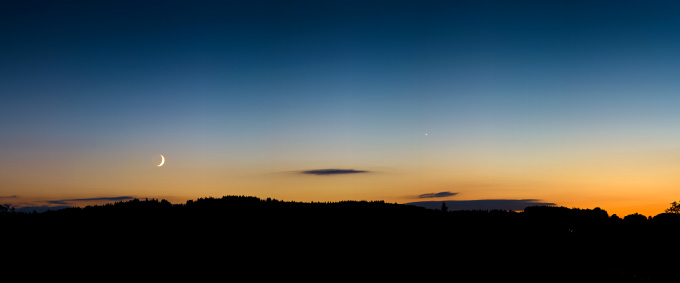 Croissant lunaire et vénus dans les lueurs du crépuscule