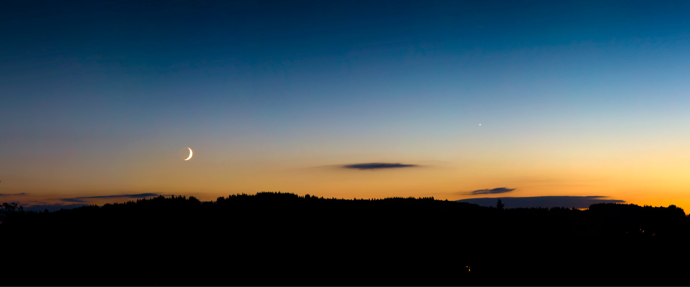 Croissant de lune et Vénus dans les lueurs du crépuscule 