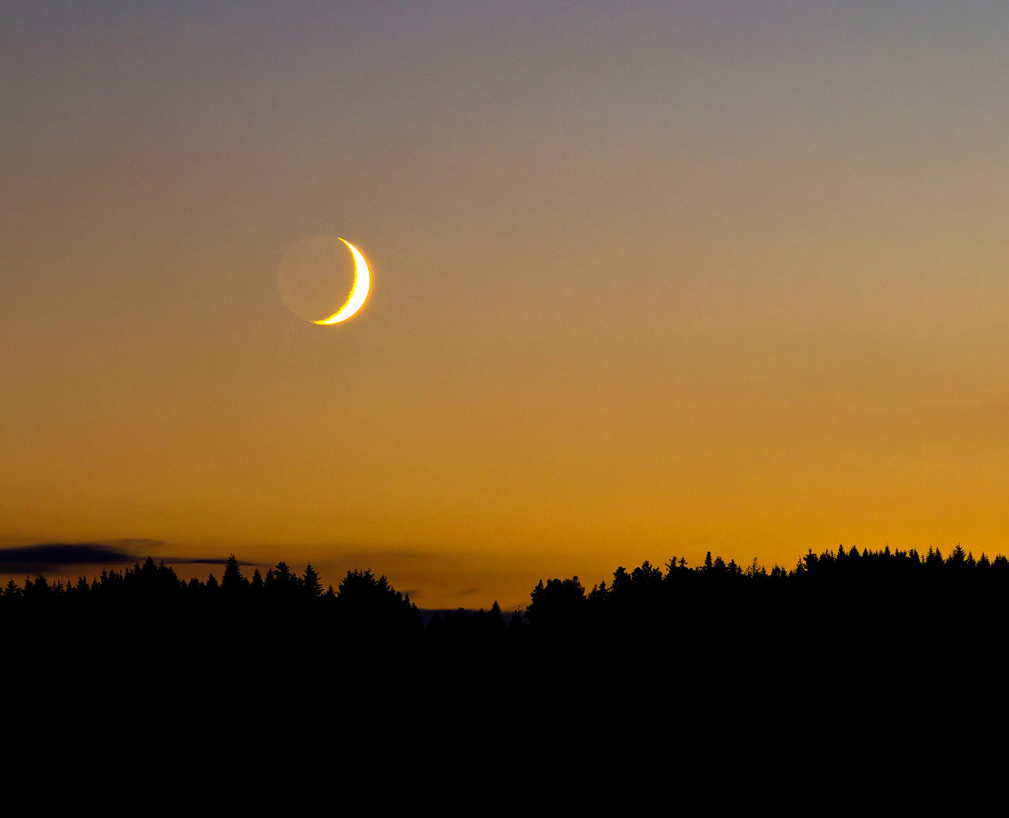 Croissant de lune dans les lueurs du crépuscule