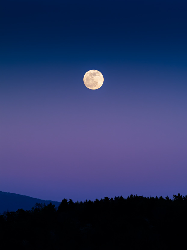 Lever de pleine lune dans les lueurs crépusculaires