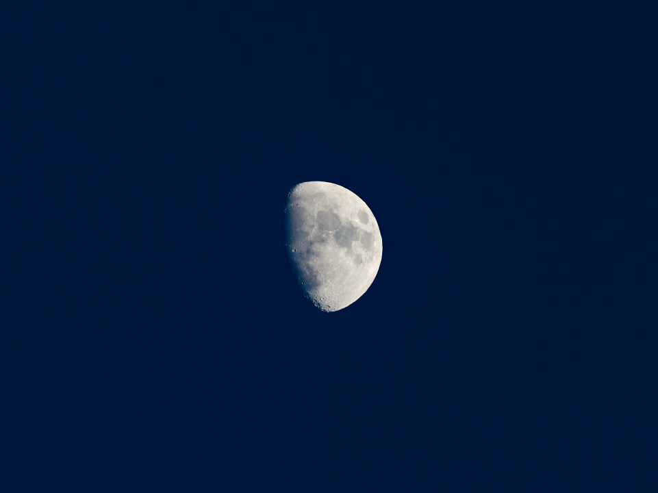 La lune un jour après le premier quartier