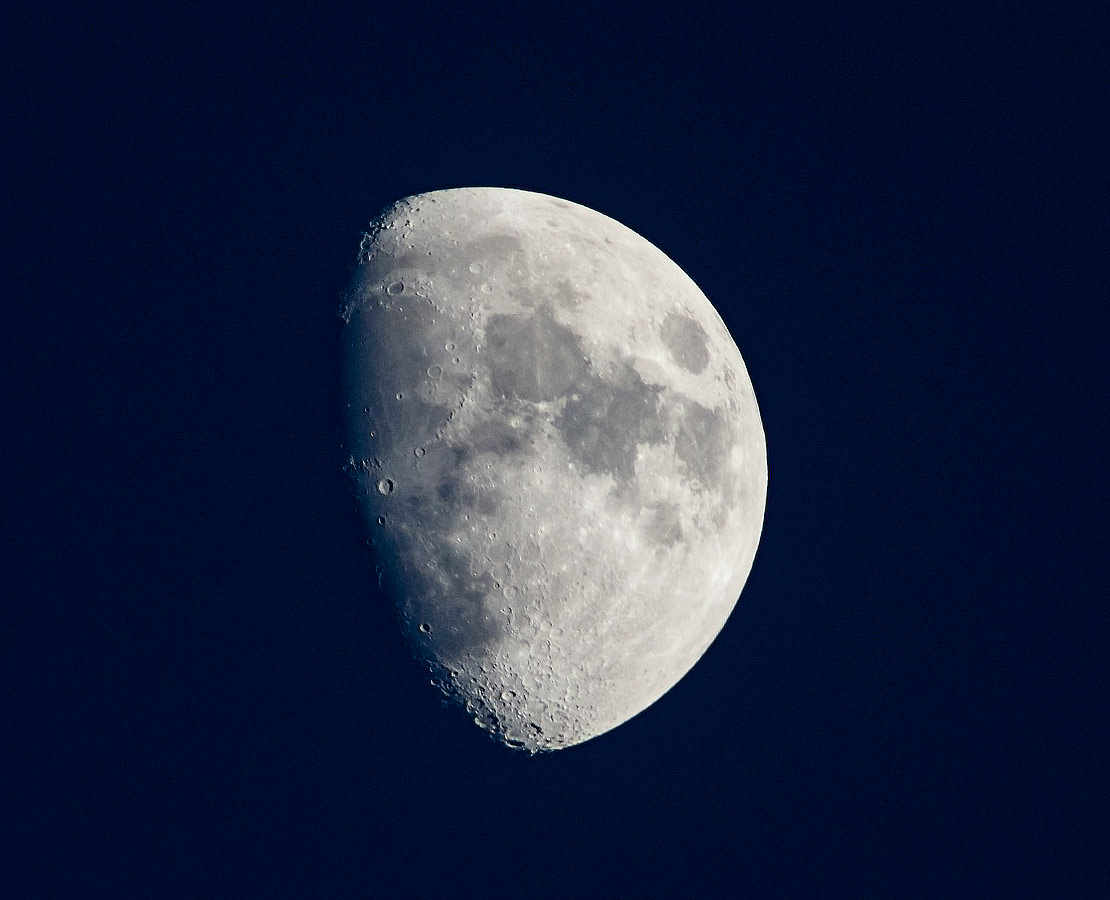 Lune deux ou trois jours après le premier quartier : on voit très bien les cratères Clavius au sud et le célèbre cratère Copernic 
