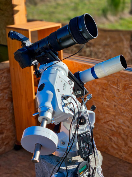 Montage de mon appareil photo FUJI GFX 100 II + Fuji GF 500 mm+ Multiplicateur 1,4X, petite lunette TS de 240 mm + Lacerta MGen II sur une monture SkyWatcher AZ-EQ6 pour photographier les étoiles.