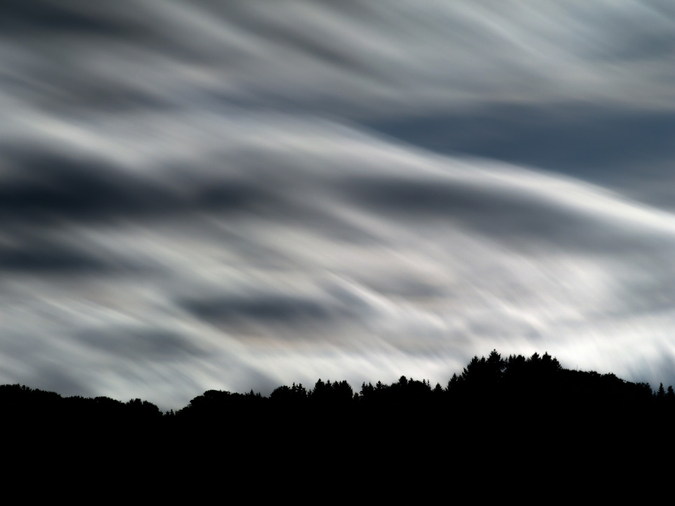 Nuages éclairés par la pleine lune