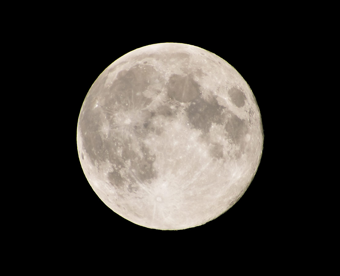 Pleine lune et ses différentes mers : mer des Crises, mer de la Tranquilité...