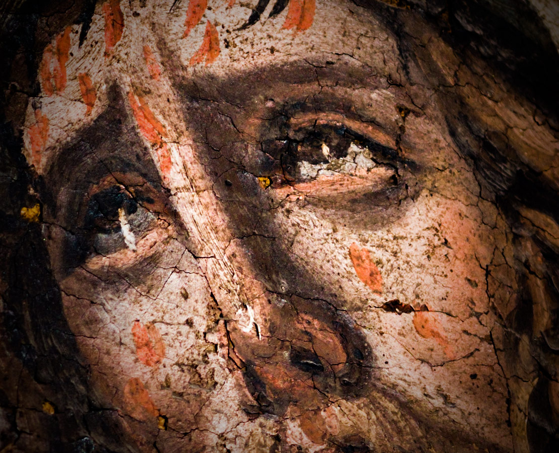 Détail de la peinture du Christ en Croix dans une chapelle rayonnante de l'église Saint-Cerneuf de Billom, Puy-de-Dôme