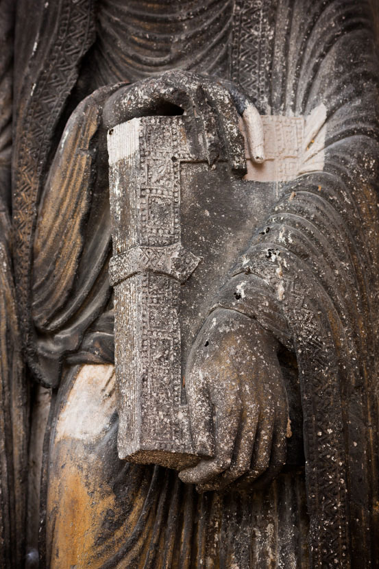 Statue du portail de l'église Saint-Loup-de-Naud sous le porche