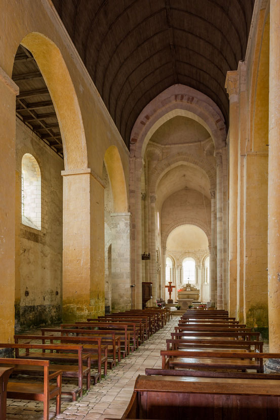 Nef de l'abbatiale de Plaimpied-Givaudins et sa voûte en berceau en bois