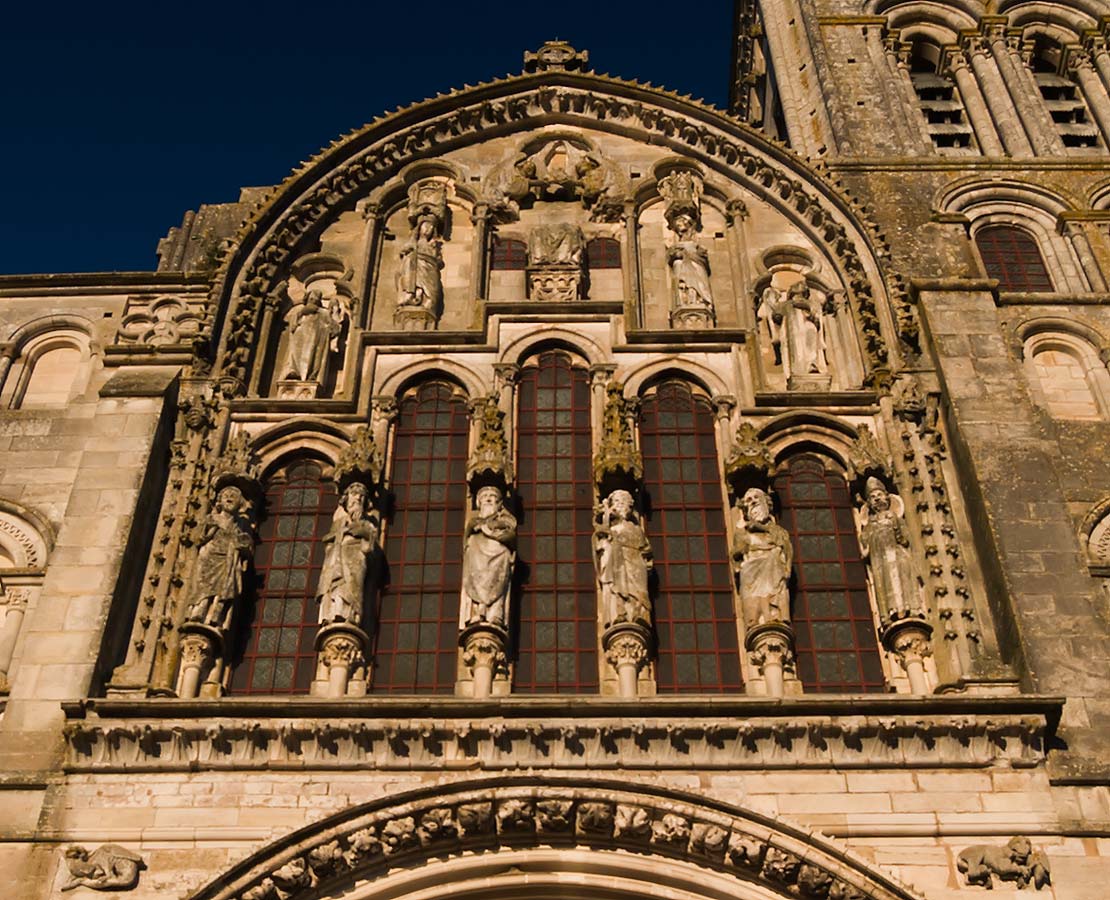 Pignon de la façade occidentale de la basilique Sainte-Marie-Madeleine de Vezelay