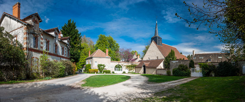 Place de l'église Saint-Aignan de Brinay dans le Cher