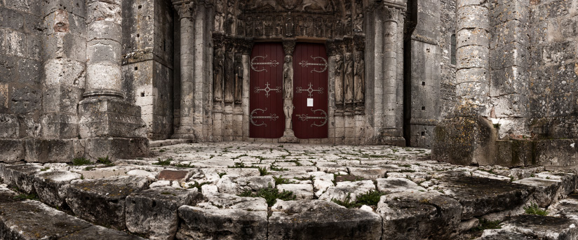 Porche et portail de l'église Saint-Loup-de-Naud