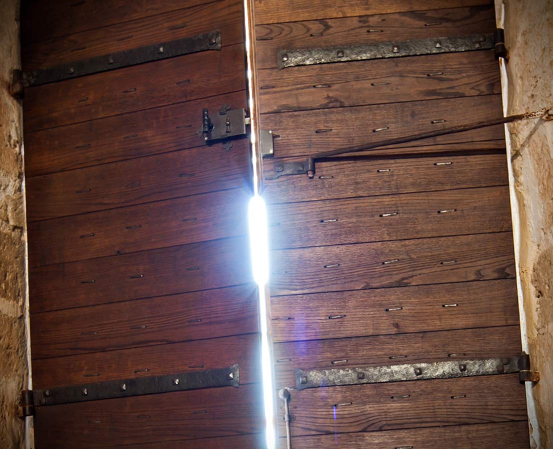 Détail de la porte d'entrée en bois de l'église romane Saint-Aignan de Brinay, Cher