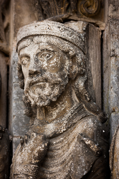 Apôtre du piedroit de l'église Saint-Loup de Naud