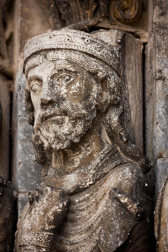 Apôtre du portail de l'église Saint-Loup-de-Naud sous le porche