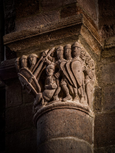 Chapiteau des combattants en arme de la basilique Saint-Julien de Brioude