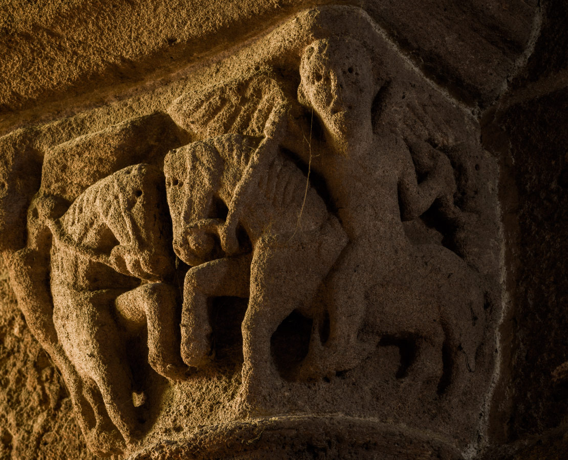Chapiteau des génies chevauchant des chevaux affontés de la basilique de Brioude