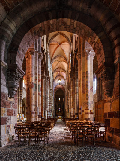 Nef et narthex de la basilique Saint-Julien de Brioude