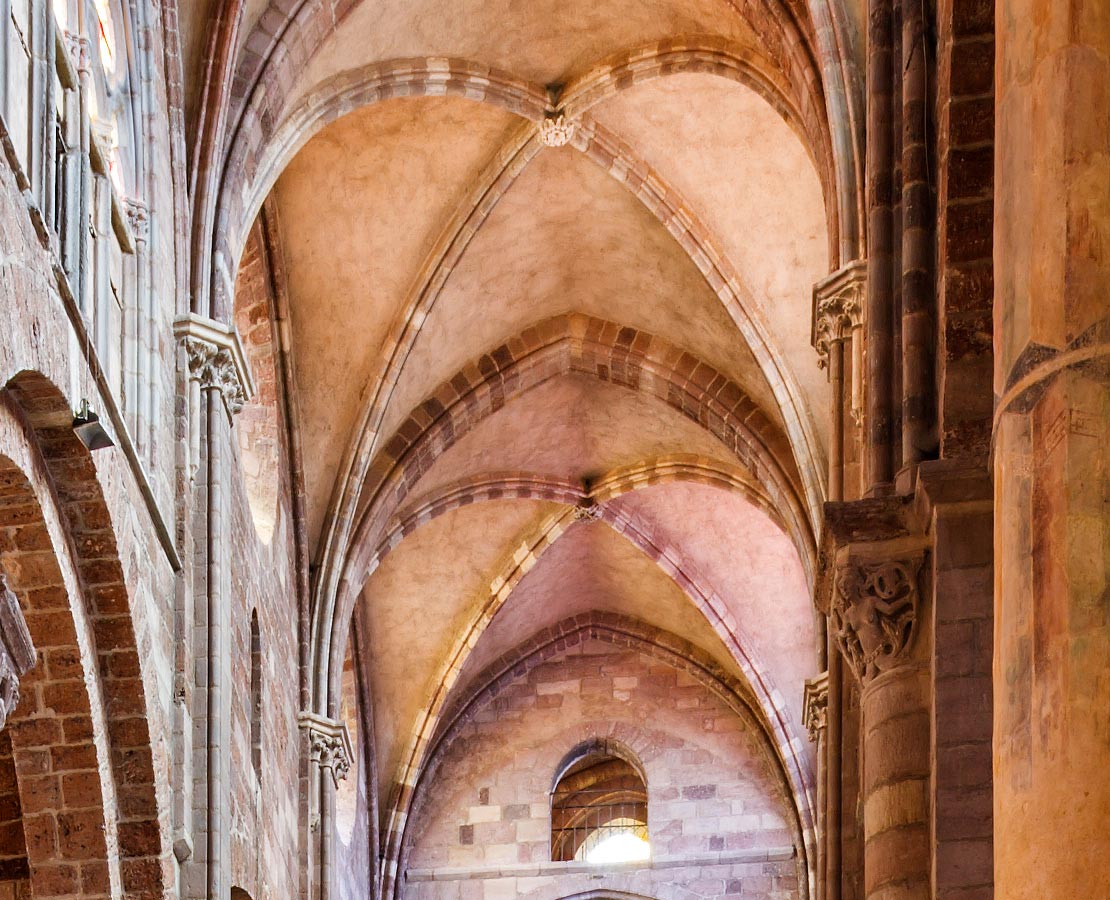 Détail de la voûte d'ogive dans la nef de la basilique Saint-Julien de Brioude