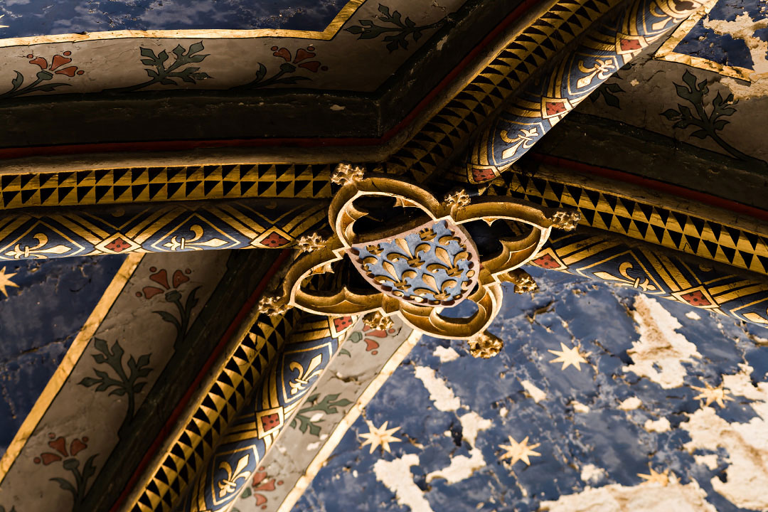 Clef de voûte - les fleurs de Lys - dans une chapelle de la cathédrale de Bourges 