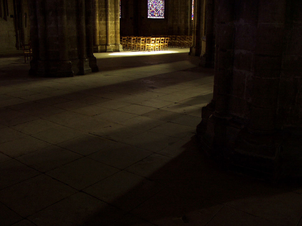 Déambulatoire et prie-Dieu de la cathédrale de Bourges.