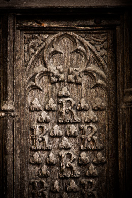 Porte en bois sculptée du portail nord de la cathédrale de Bourges