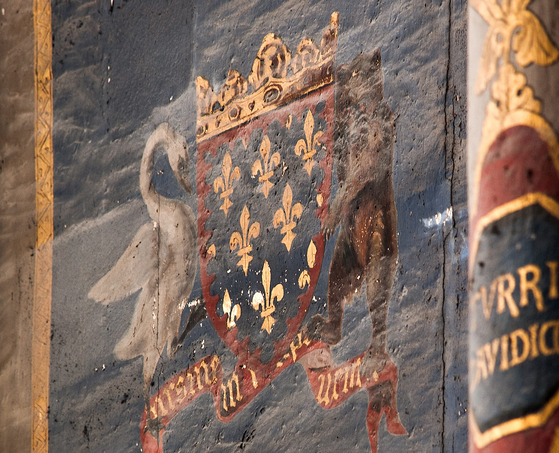 Fleurs de Lys peintes dans une chapelle de la cathédrale Saint-Etienne de Bourges, Cher