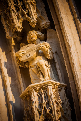Détail du tympan du portail Saint-Guillaume de la cathédrale de Bourges : le joueur de mandoline