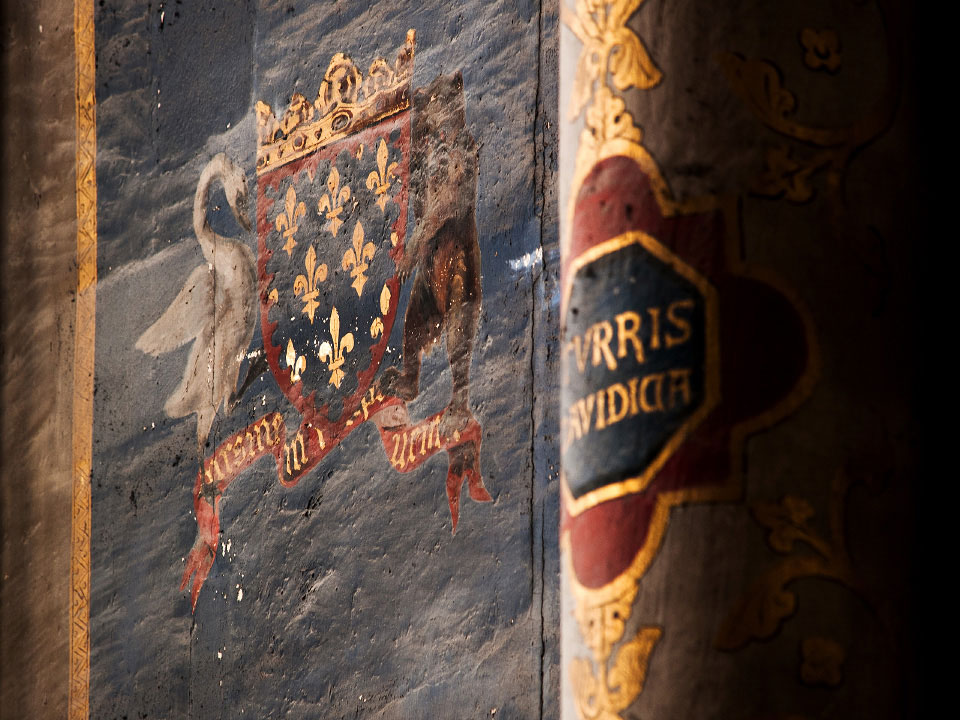 Peinture murale de Fleurs de Lys dans une chapelle de la cathédrale de Bourges