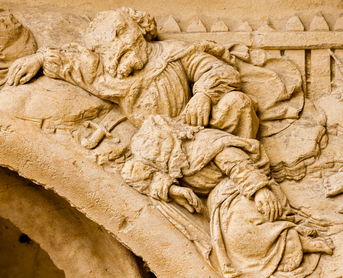 Détail d'une sculpture de la scène de la vie de Jésus dans l'arcature de la façade occidentale de la cathédrale de Bourges