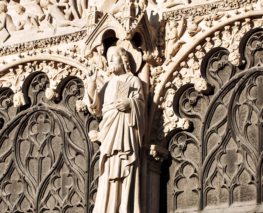 Statue de Jésus Christ sur le trumeau du portail central de la cathédrale Saint-Etienne de Bourges