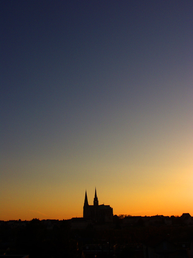 Silhouette de la cathédrale de Chartres au crépuscule