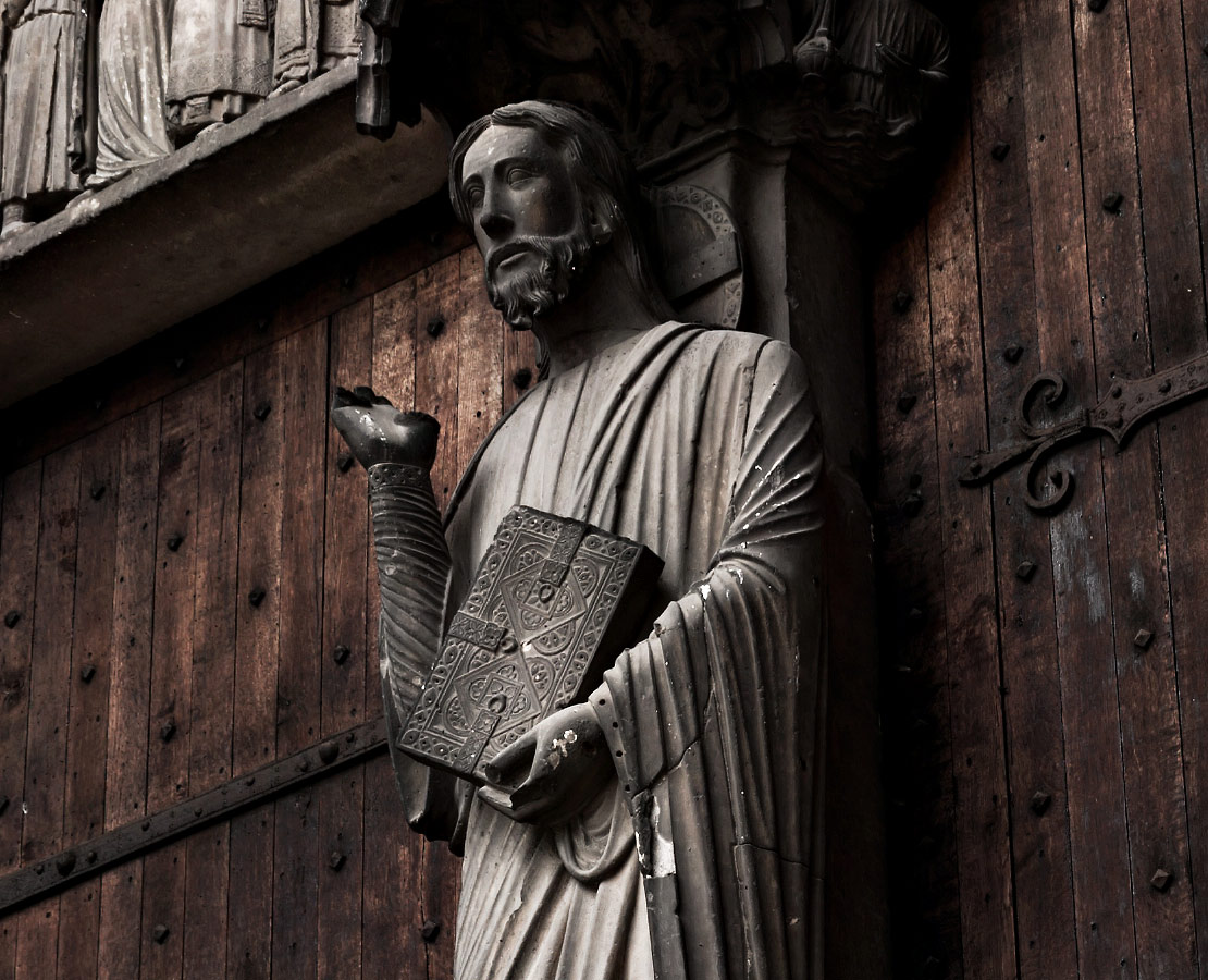 Statue de Jésus sur le trumeau du portail sud de la cathédrale de Chartres
