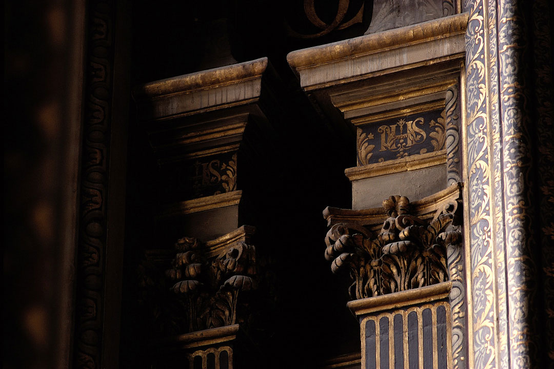 Chapiteaux dans une chapelle de l'église Saint-Eustache à Paris 