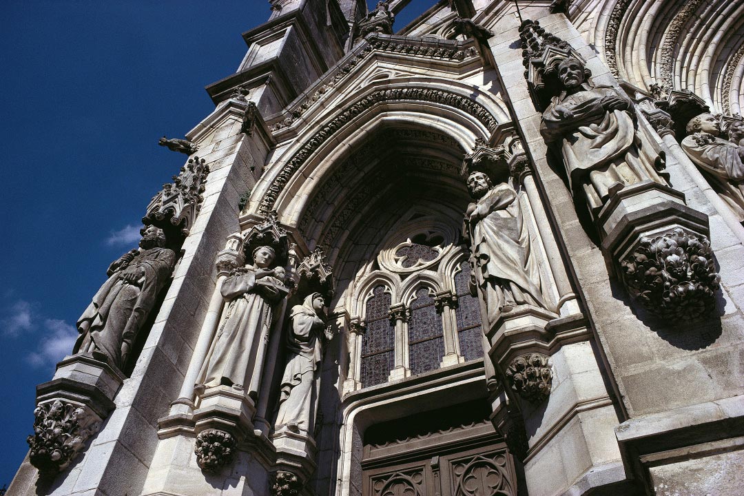 Portail latéral de la basilique Notre-Dame-des-Enfants de Châteauneuf-sur-Cher