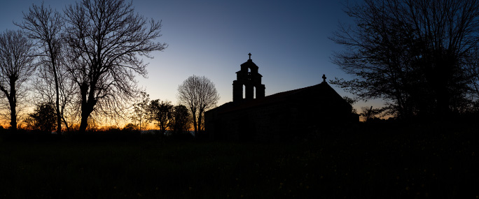 Chapelle romane de Montbonnet à l'aube