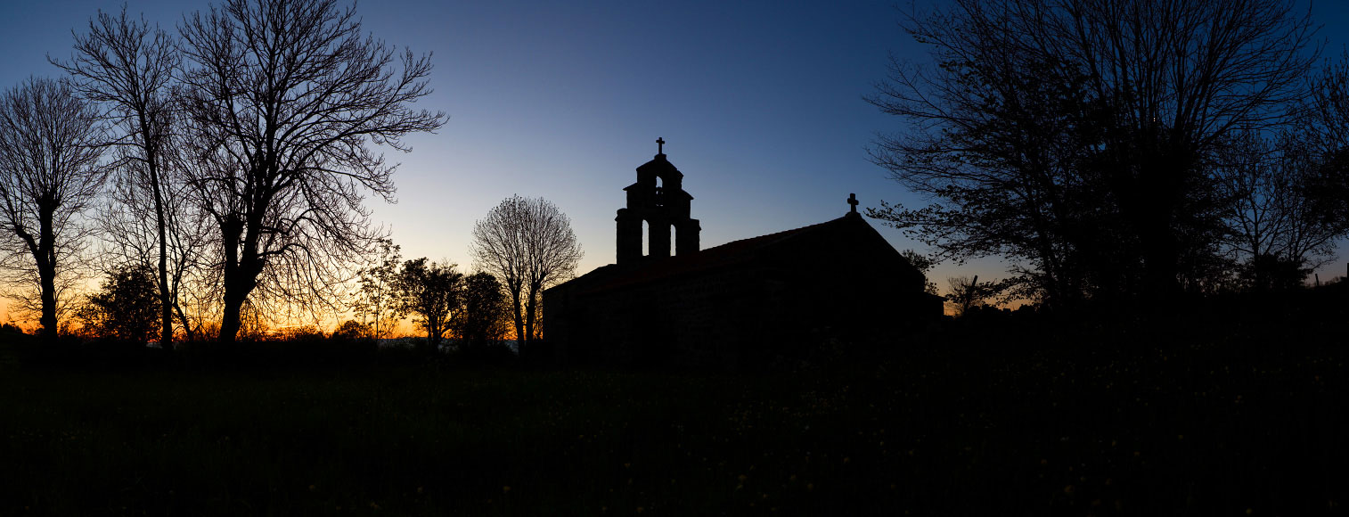 Chapelle romane de Montbonnet à l'aube, Haute-Loire