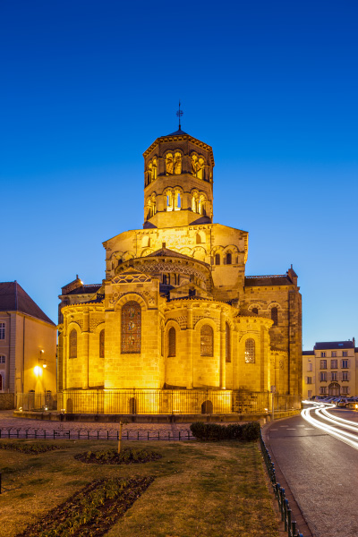 Chevet de l'abbatiale d'Issoire au crépuscule