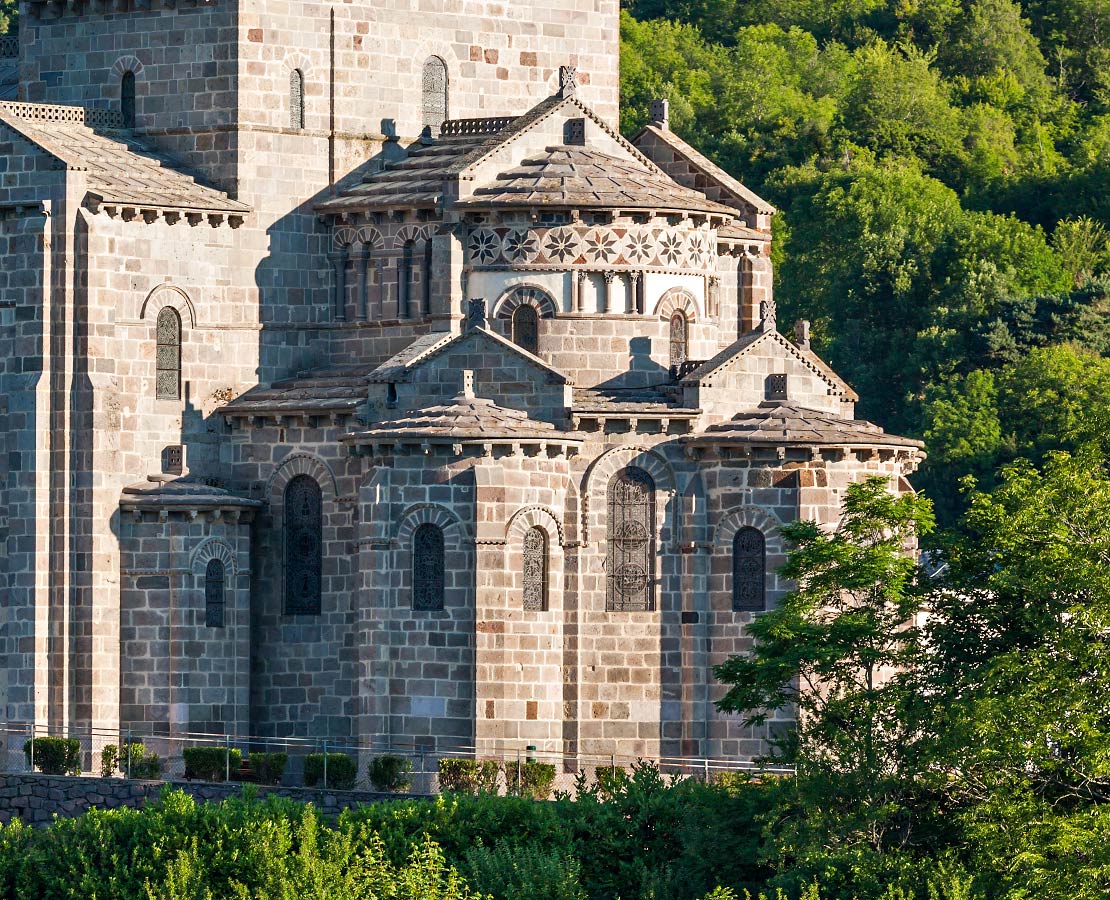 Chevet de l'église de Saint-Nectaire, une des cinq églises romanes majeures d'Auvergne