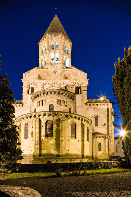 Chevet de l'église de Saint-Saturnin au crépuscule