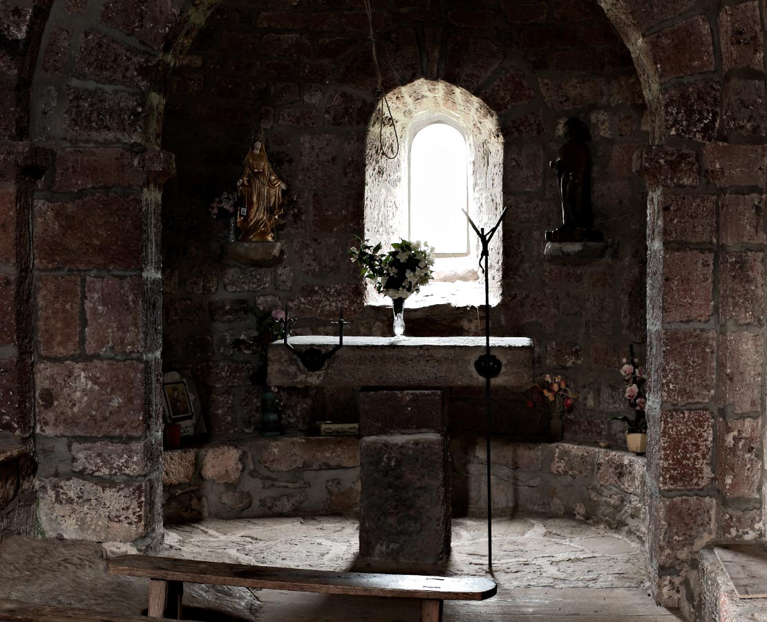 Chœur et autel de la chapelle Saint-Jacques de Rochegude près de Saint-Privat-d'Allier