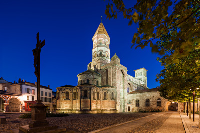 Chevet de la basilique Saint-Julien de Brioude depuis la place Grégoire de Tours