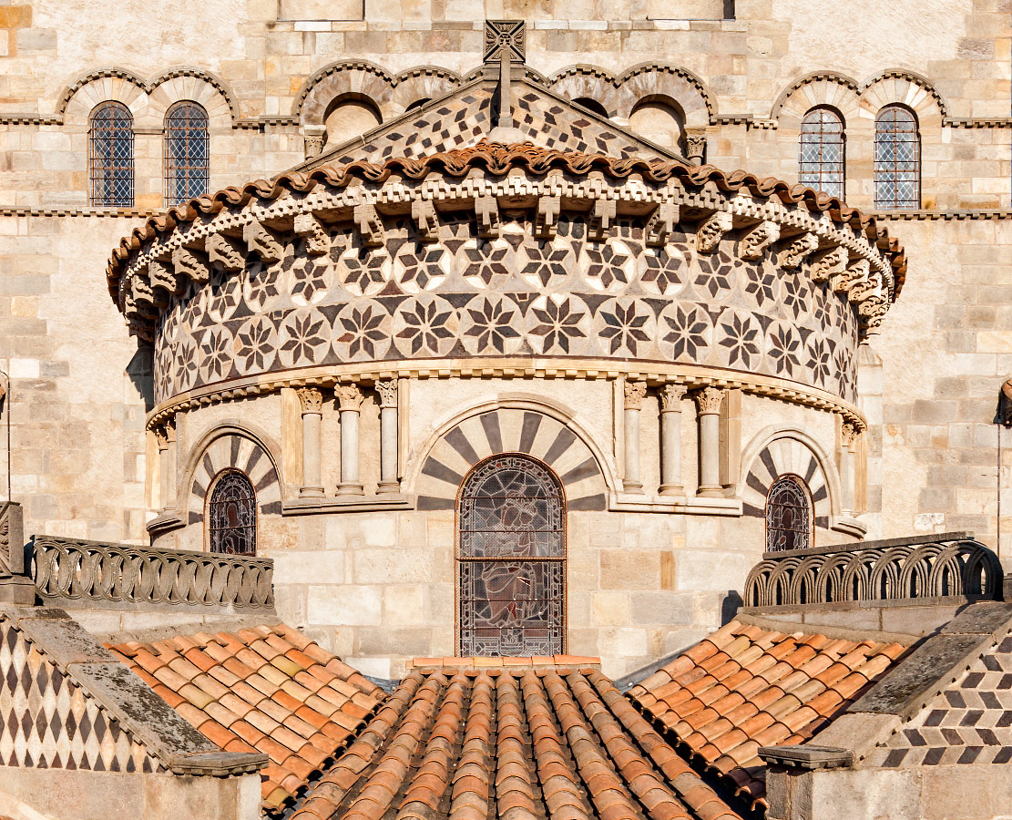 Détail du chevet de l'église Notre-Dame-du-Port à Clermont-Ferrand